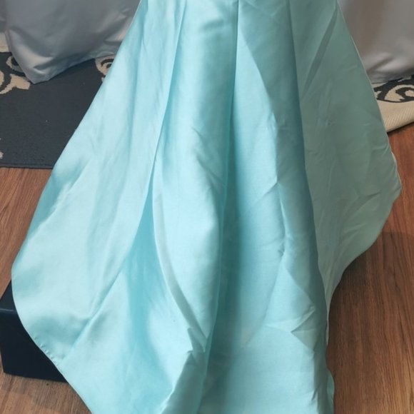 Size 8 aqua trumpet formal/prom gown - Picture 5 of 5
